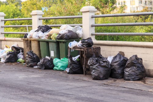 Flat clearance service efficiently decluttering a residence